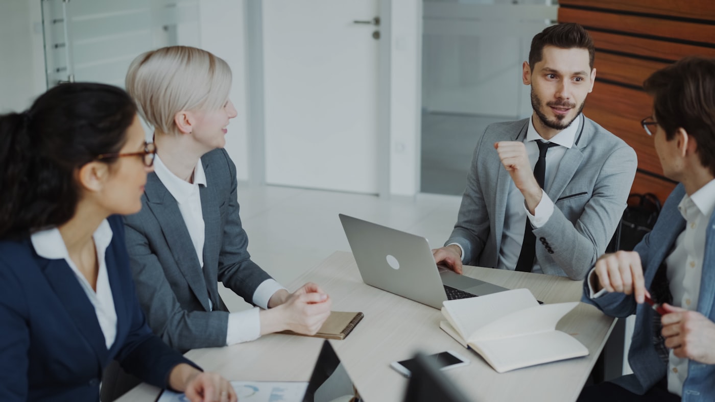 Equipo de Estupendo colaborando en una reunión de trabajo