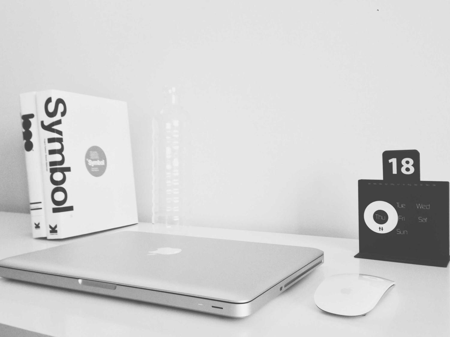 Escritorio minimalista con portátil y calendario